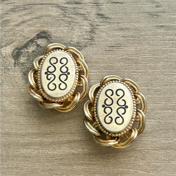 Vintage Gold Tone Etched Oval Clip-On Earrings - Picture 6 of 6